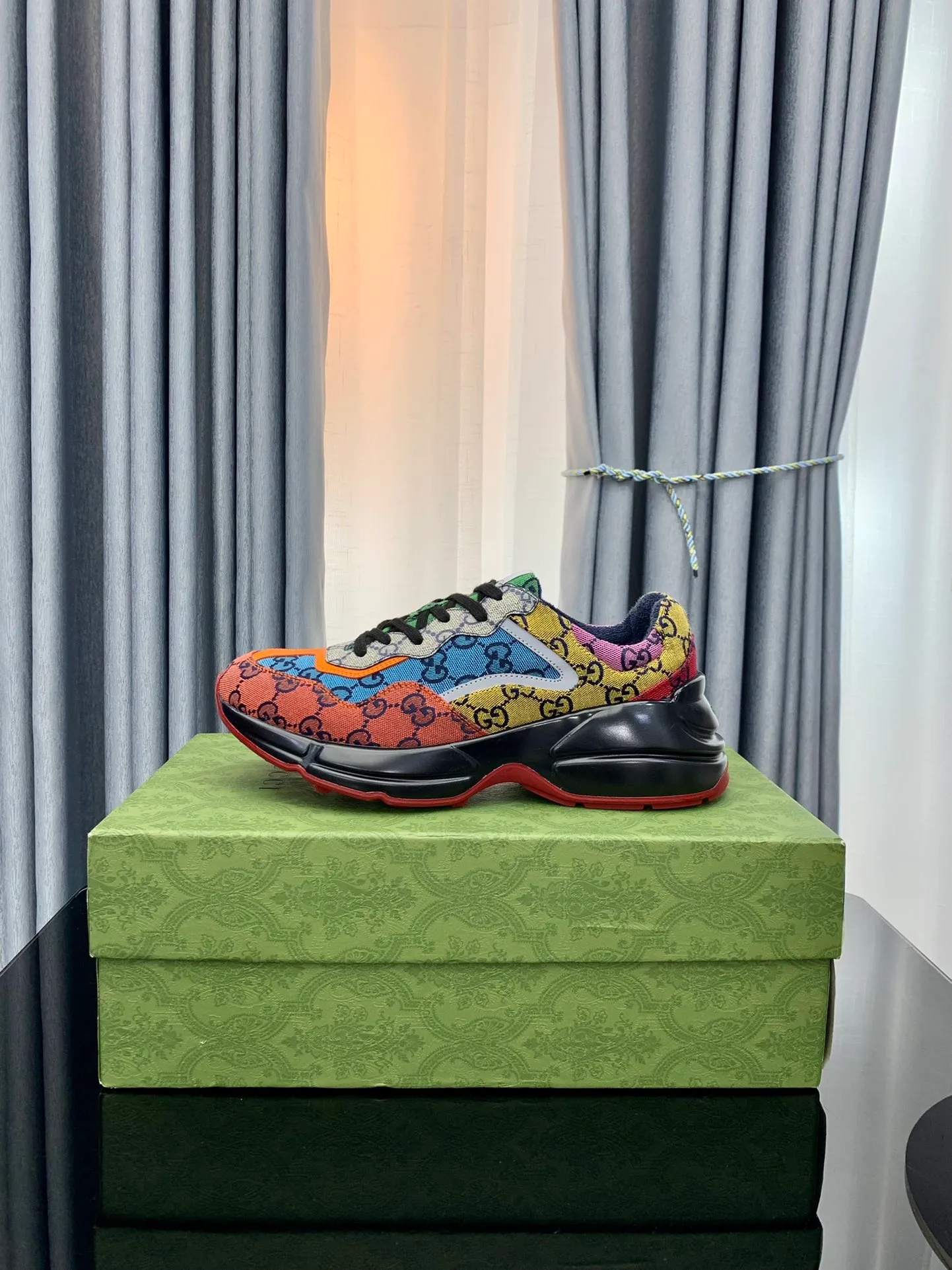 👟👟Ex-factory price 480👟👟 Gucci dad shoes for couples, distressed leather horn-shaped retro jogging shoes. The Balenciaga grandpa trend has subsided, ushering in GUCCI dad shoes, the trend leader in the fashion industry. The original shoes are molded and the original last is made by the Italian handmade foundry! [Gucci original dad shoes] Original surface: imported calfskin! Lining: Grade A hybrid lambskin! Outsole: The highest restoration sole. TPU material plus wear-resistant foam (anti-wear cushioning) ivory leather has been processed with an old-fashioned effect. The sole is 5cm high! The comfort level is excellent, killing all high-end versions on the market! Original logo outsole! 👣Size: Women’s size 35-40. Men's size 38-45. Women's heel with 🈚️logo! Men's heel with 🈶️logo!
